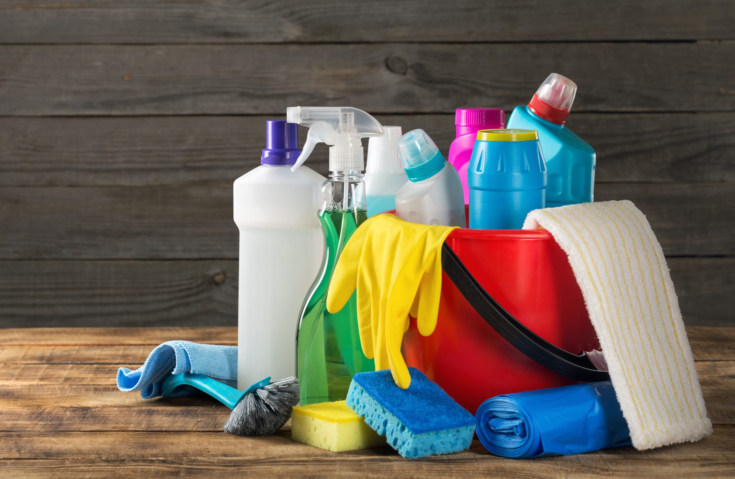 Na imagem, é possível encontrar diversos produtos de limpeza