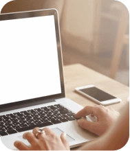 Uma pessoa digitando em um notebook