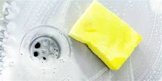 Como limpar a esponja da pia